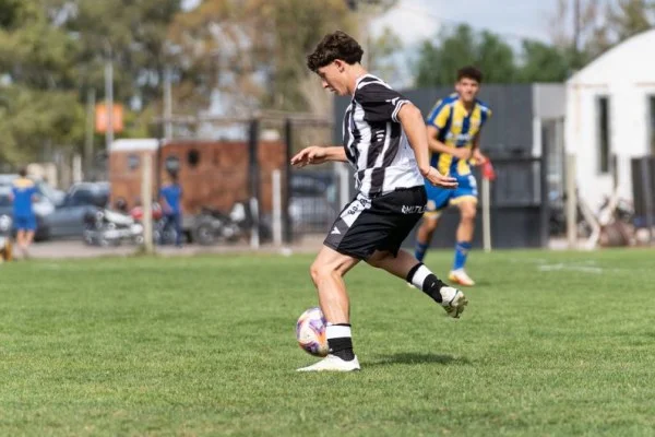 soccer winger crossing ball